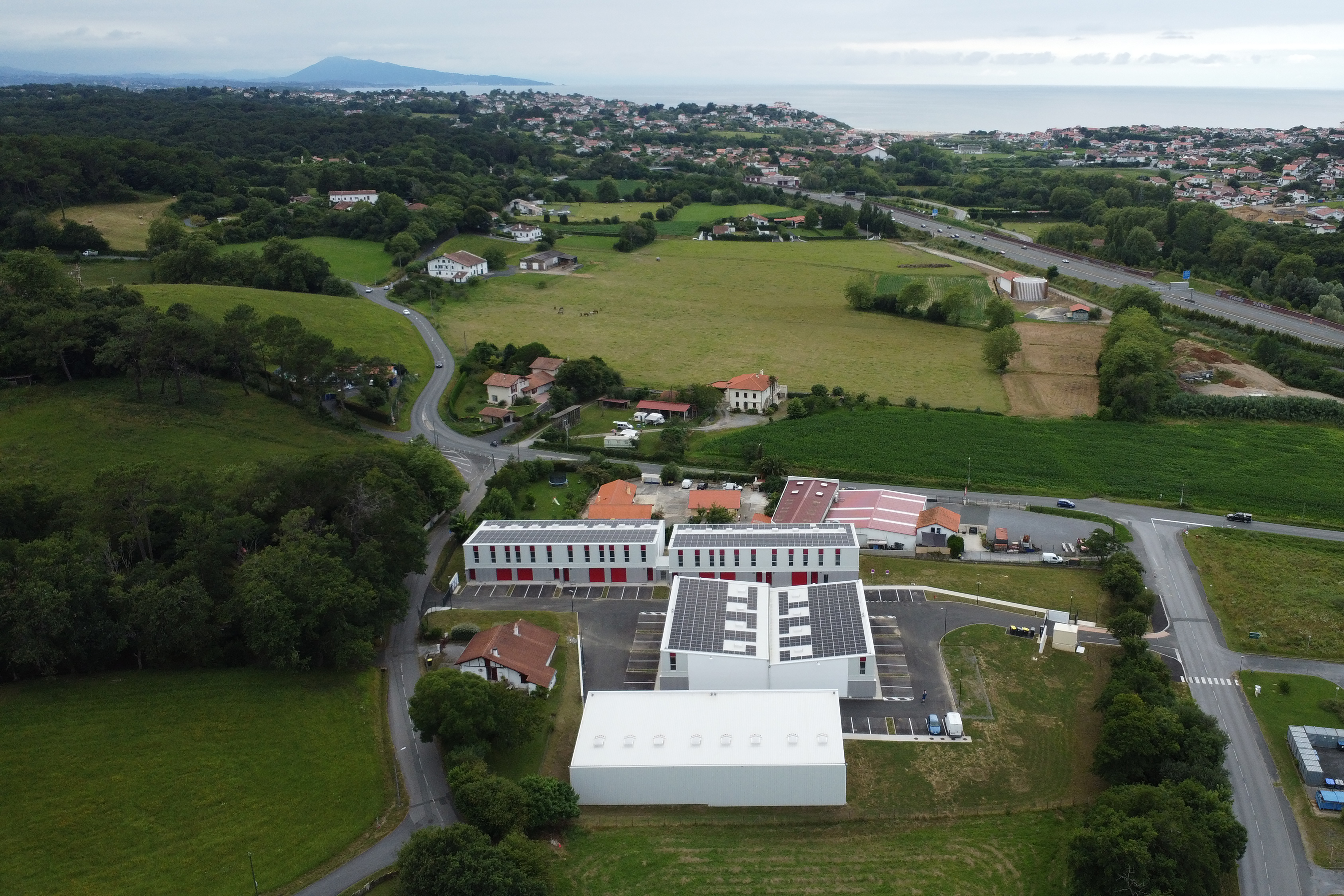 Vue aérienne du village d'artisans Etxondo à Bidart, bâtiments à toiture photovoltaïque