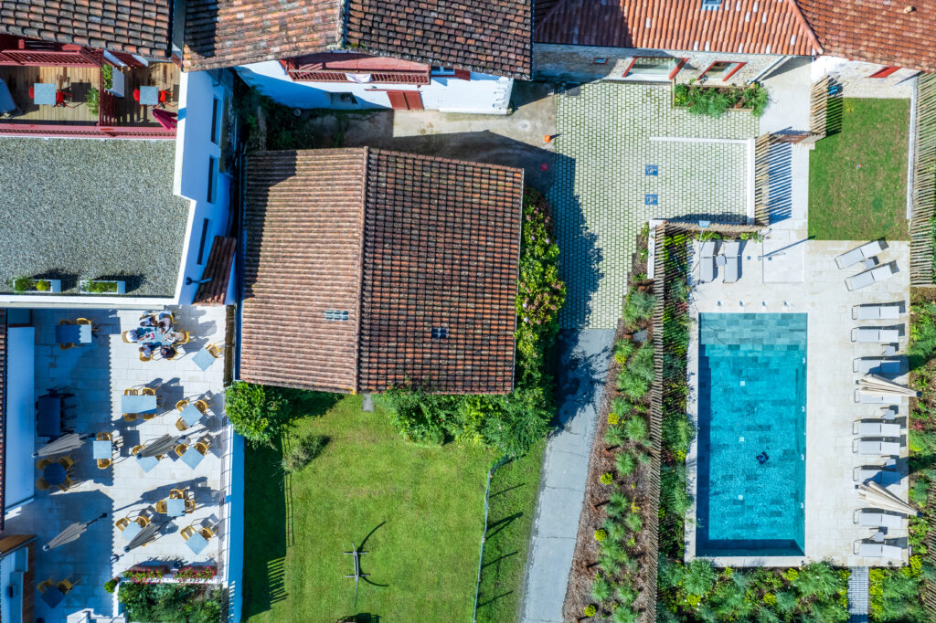 Vue aérienne piscine de l'Hôtel Oppoca