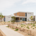 Entrée principale Maison de l'Environnement parc écologique Izadia Angle