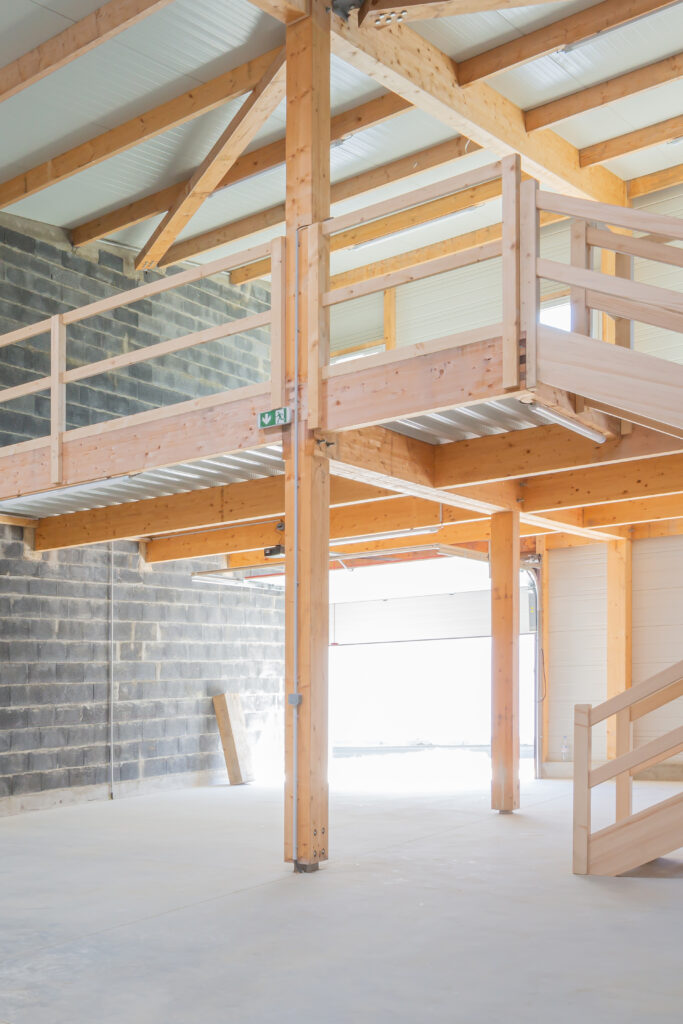 Intérieur d'un atelier du village d'artisans Etxondo, charpente et mezzanine en bois lamellé