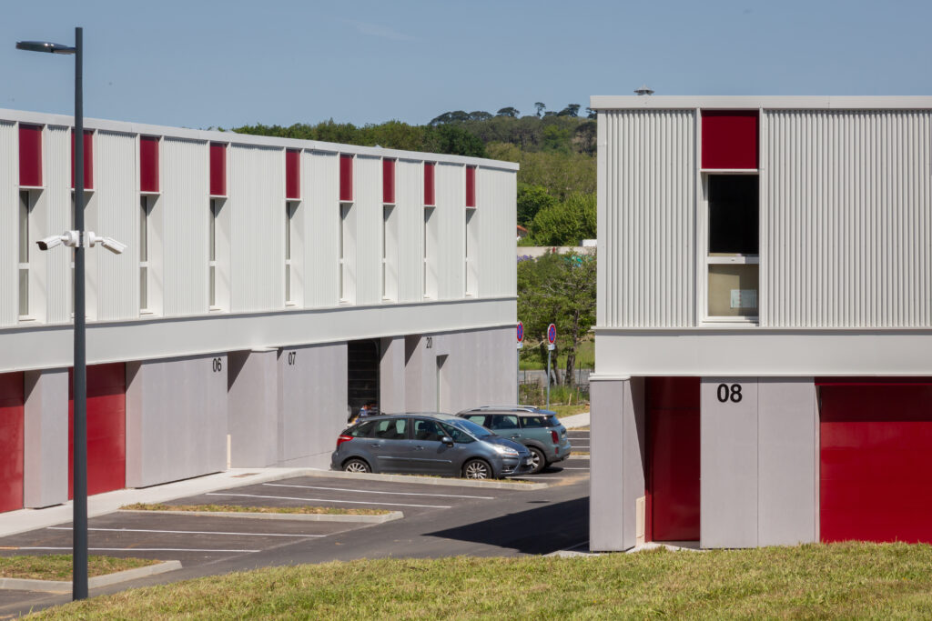 Allée de stationnement entre deux bâtiments du village d'artisans Etxondo