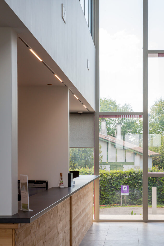 • Entrée du Camping Oyam à Bidart avec le nouveau bâtiment d’accueil conçu par XB Architectes.