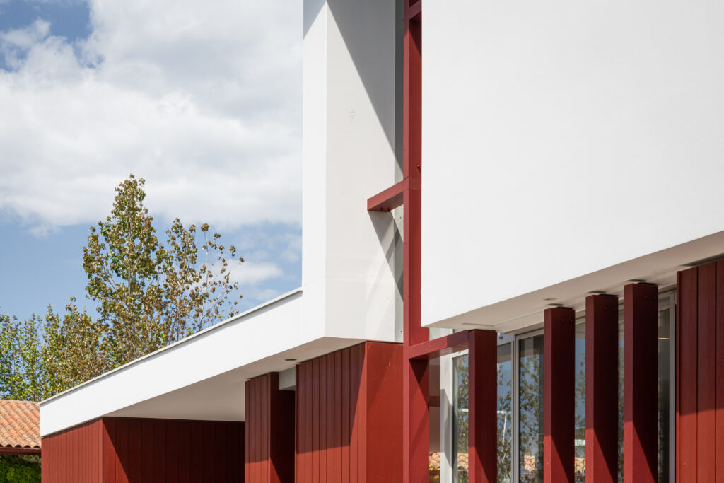 • Entrée du Camping Oyam à Bidart avec le nouveau bâtiment d’accueil conçu par XB Architectes.