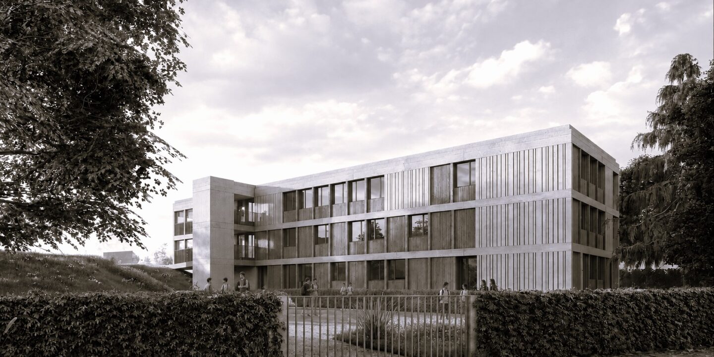Vue extérieure du bâtiment C restructuré, façade mixte bois-béton sur trois niveaux, entourée de végétation et clôturée par un portail.